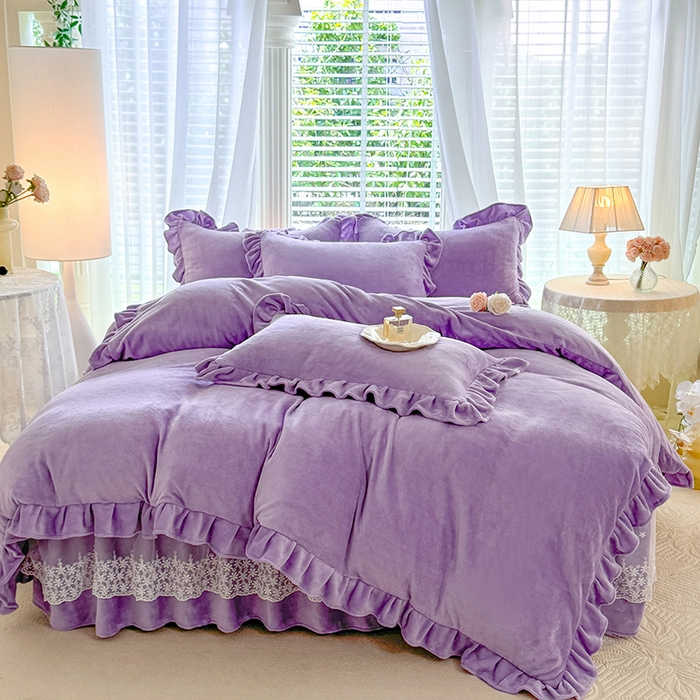 91家纺网 家纺一手货源 找家纺 优家居 2025秋冬高克重牛奶绒床裙款四件套纯色蕾丝边花边刺绣法式公主风床裙款被套 香芋紫