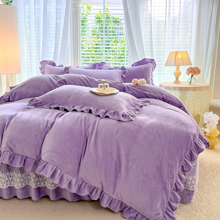 91家纺网 家纺一手货源 找家纺 优家居 2025秋冬高克重牛奶绒床裙款四件套纯色蕾丝边花边刺绣法式公主风床裙款被套 香芋紫