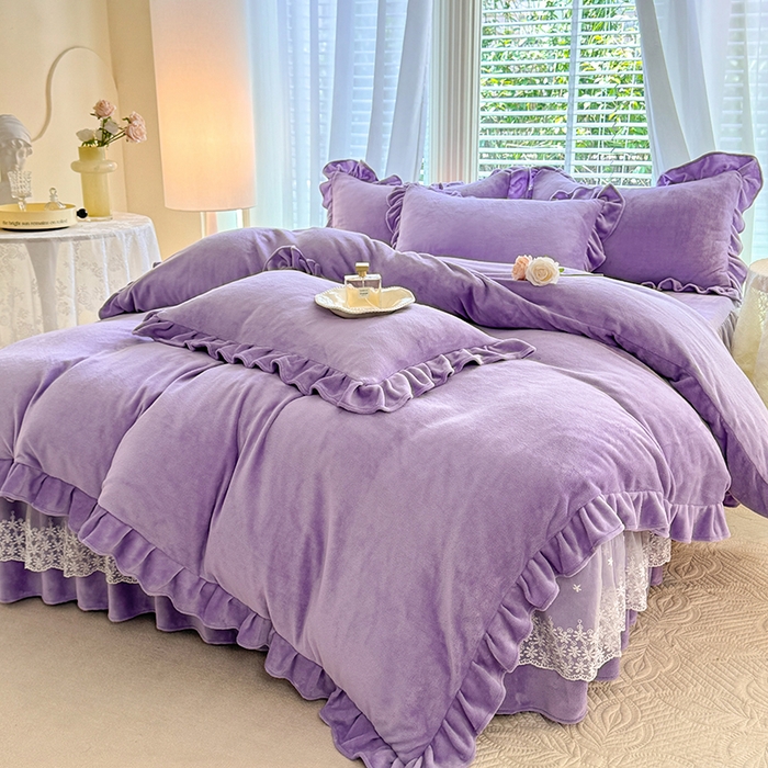 91家纺网 家纺一手货源 找家纺 优家居 2025秋冬高克重牛奶绒床裙款四件套纯色蕾丝边花边刺绣法式公主风床裙款被套 香芋紫
