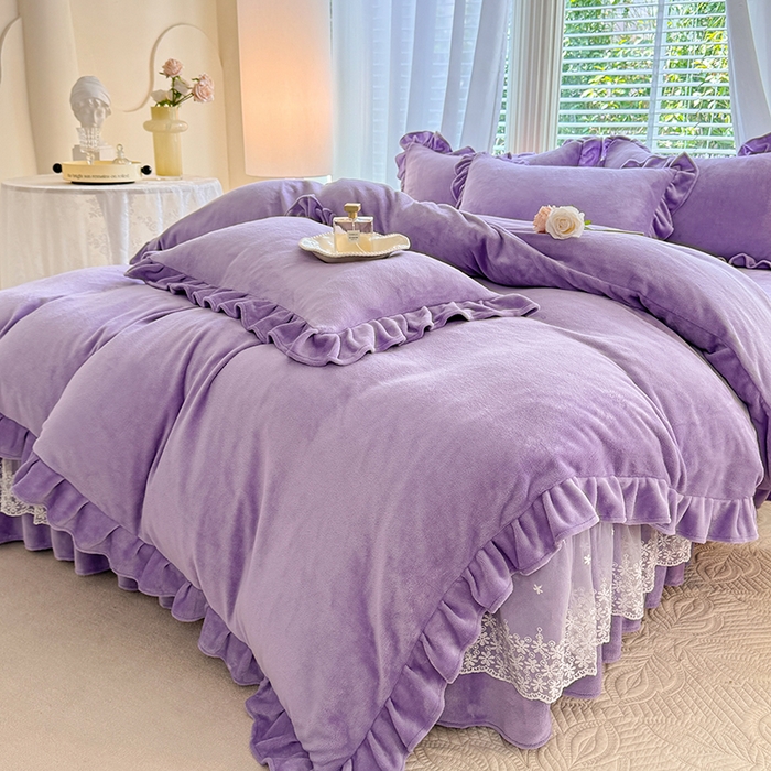 91家纺网 家纺一手货源 找家纺 优家居 2025秋冬高克重牛奶绒床裙款四件套纯色蕾丝边花边刺绣法式公主风床裙款被套 香芋紫
