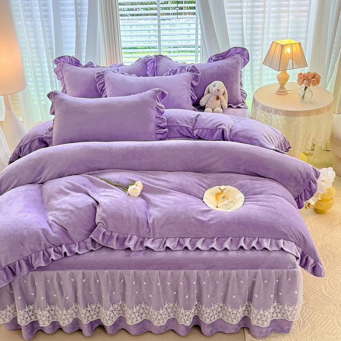 91家纺网 家纺一手货源 找家纺 优家居 2025秋冬高克重牛奶绒床裙款四件套纯色蕾丝边花边刺绣法式公主风床裙款被套 香芋紫