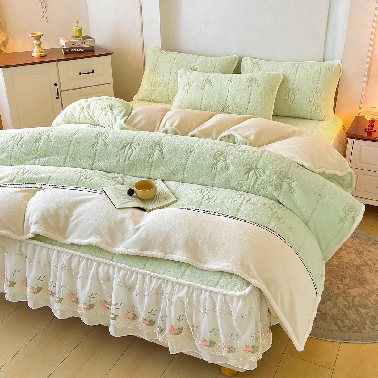 91家纺网 家纺一手货源 找家纺 （总）眠势力 2025新款兔毛绒雕花四件套冬季兔兔绒加绒被套床裙款床笠套件带刺绣花边