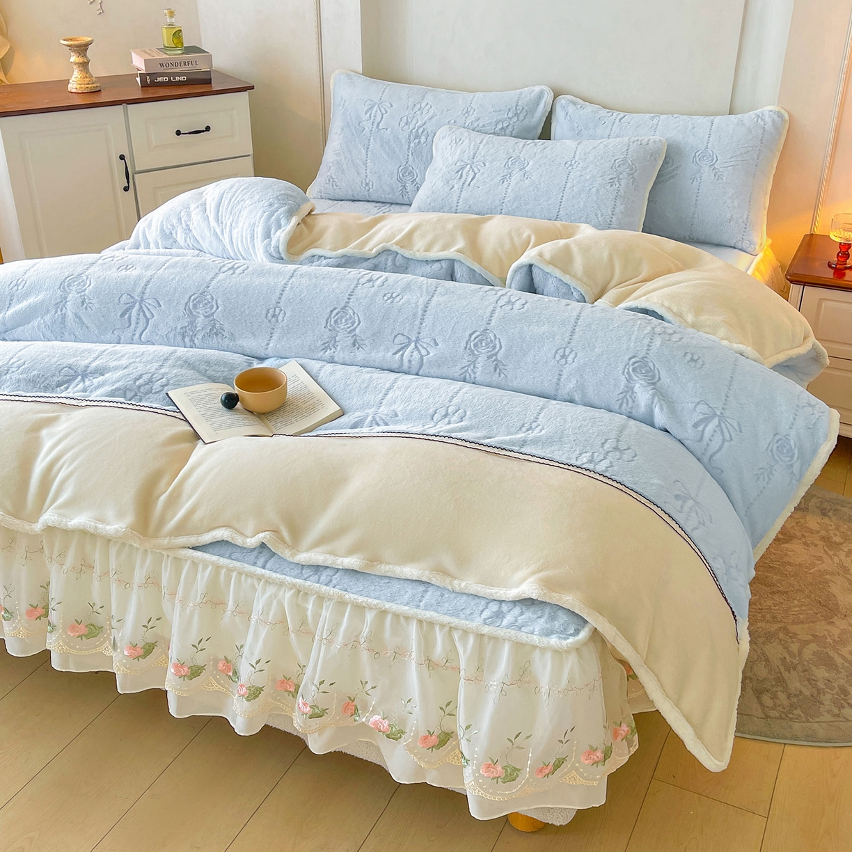 91家纺网 家纺一手货源 找家纺 （总）眠势力 2025新款兔毛绒雕花四件套冬季兔兔绒加绒被套床裙款床笠套件带刺绣花边