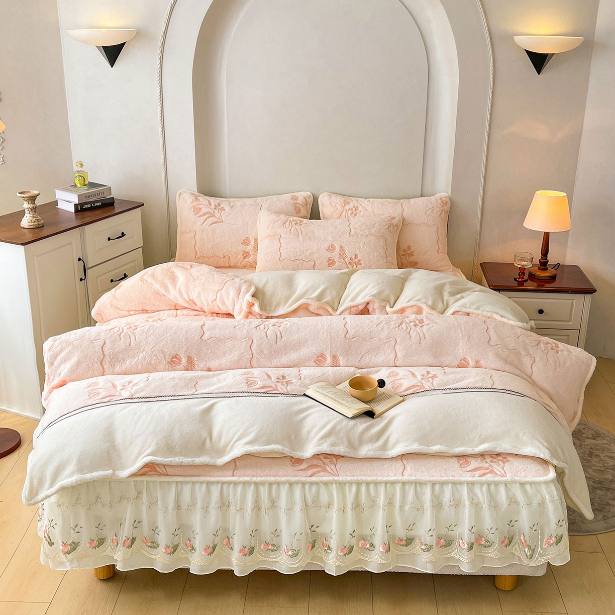 91家纺网 家纺一手货源 找家纺 眠势力 2025新款兔毛绒雕花四件套冬季兔兔绒加绒被套床裙款床笠套件带刺绣花边 繁花-沁粉