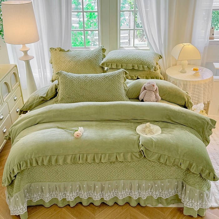 （总）优家居 2025秋冬高克重牛奶绒夹棉床盖四件套纯色蕾丝边花边刺绣法式公主风床裙款被套床罩夹棉床裙