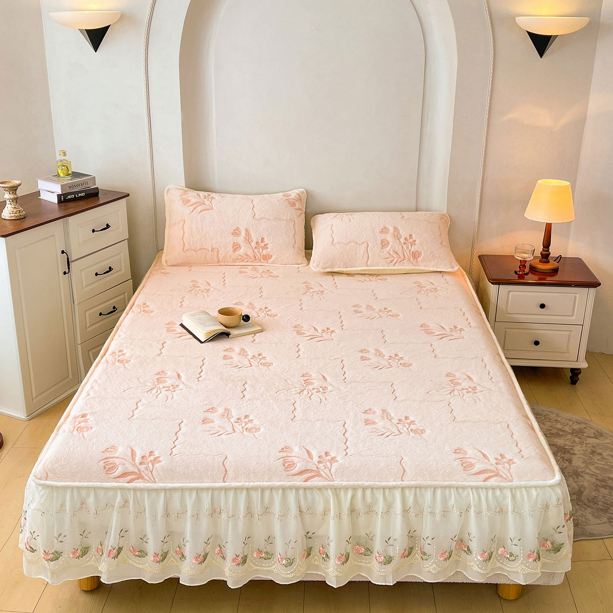 91家纺网 家纺一手货源 找家纺 眠势力 2025新款兔毛绒雕花四件套冬季兔兔绒加绒被套床裙款床笠套件带刺绣花边 繁花-沁粉