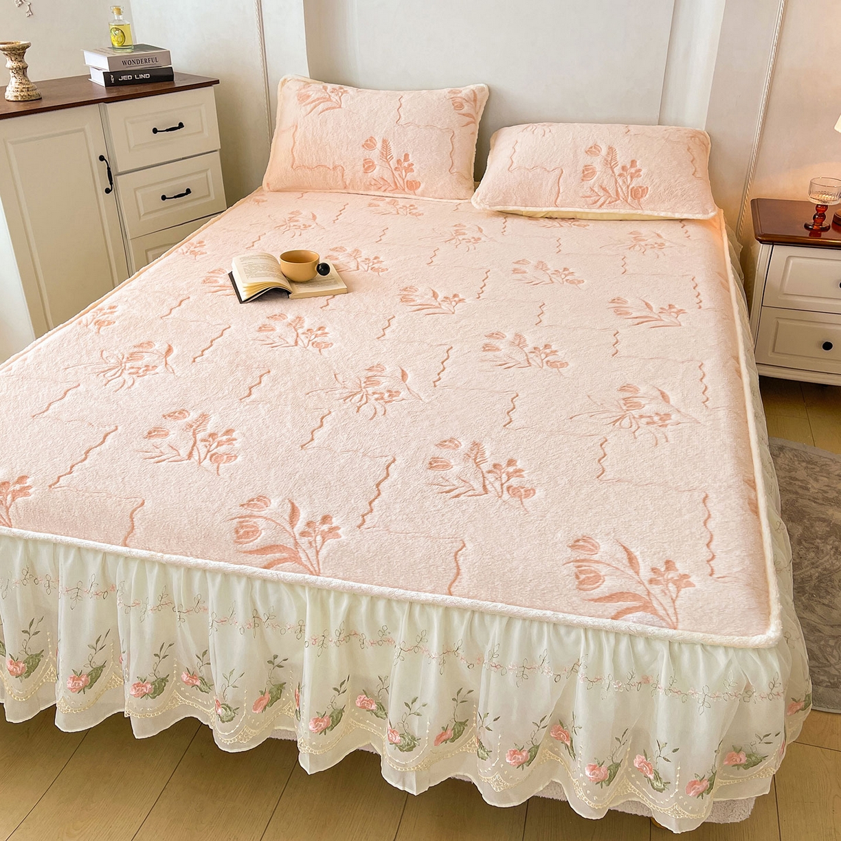 91家纺网 家纺一手货源 找家纺 眠势力 2025新款兔毛绒雕花四件套冬季兔兔绒加绒被套床裙款床笠套件带刺绣花边 繁花-沁粉