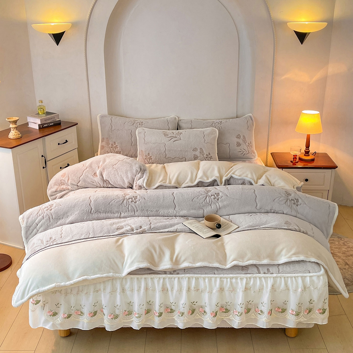 91家纺网 家纺一手货源 找家纺 眠势力 2025新款兔毛绒雕花四件套冬季兔兔绒加绒被套床裙款床笠套件带刺绣花边 繁花-灰紫