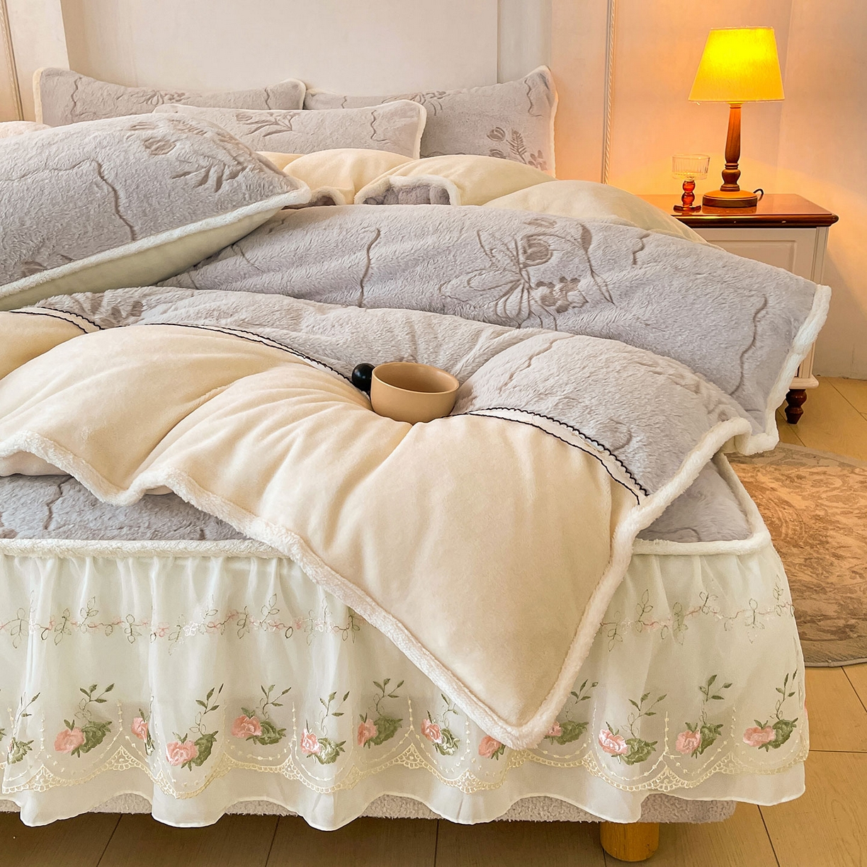 91家纺网 家纺一手货源 找家纺 眠势力 2025新款兔毛绒雕花四件套冬季兔兔绒加绒被套床裙款床笠套件带刺绣花边 繁花-灰紫