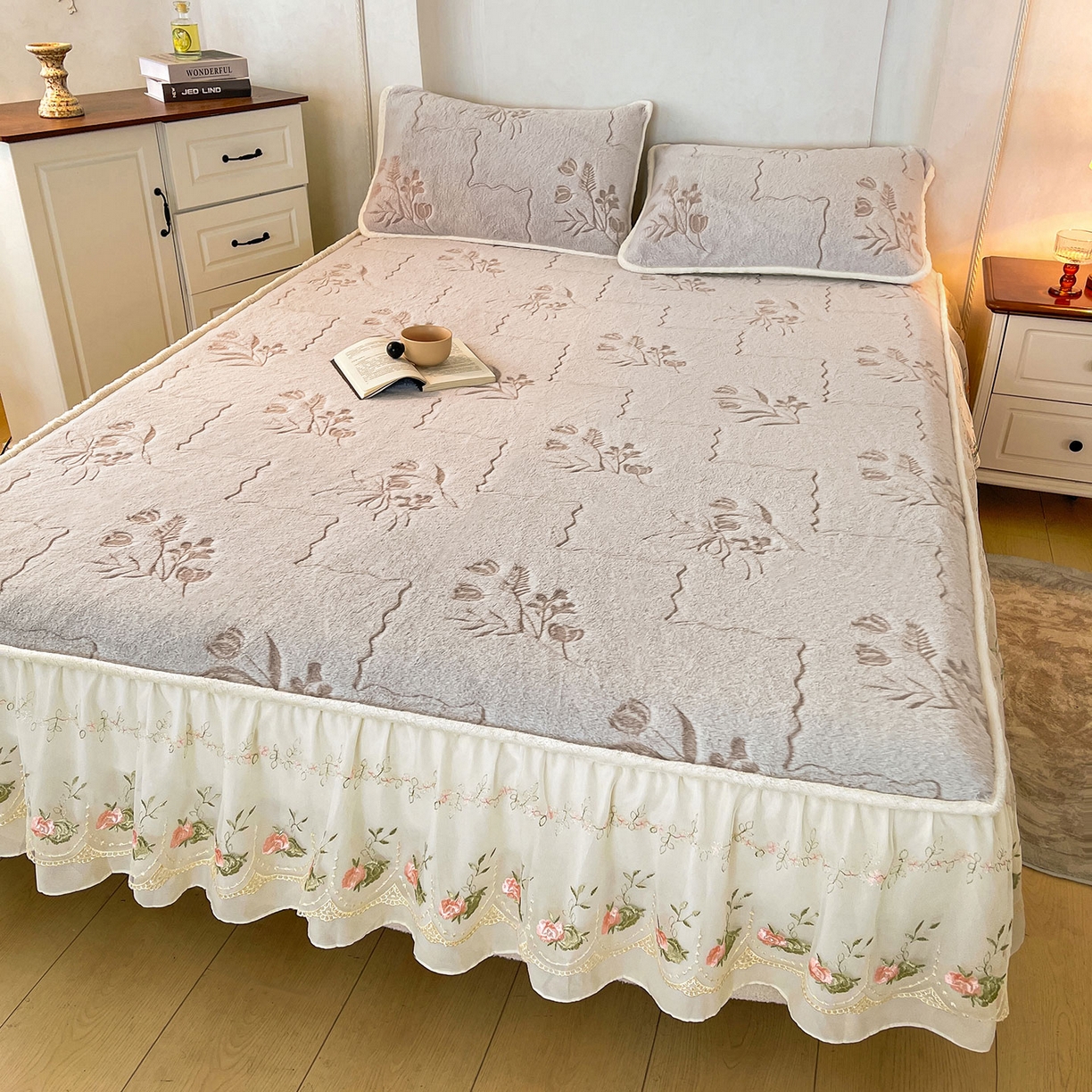 91家纺网 家纺一手货源 找家纺 眠势力 2025新款兔毛绒雕花四件套冬季兔兔绒加绒被套床裙款床笠套件带刺绣花边 繁花-灰紫