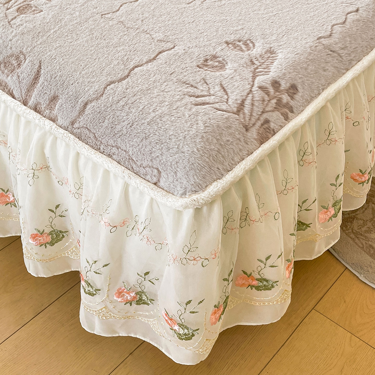 91家纺网 家纺一手货源 找家纺 眠势力 2025新款兔毛绒雕花四件套冬季兔兔绒加绒被套床裙款床笠套件带刺绣花边 繁花-灰紫