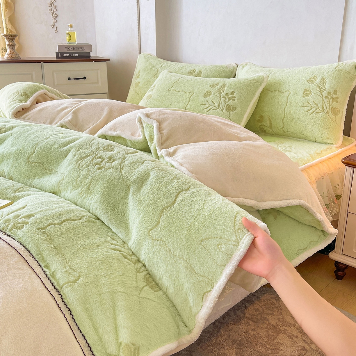 91家纺网 家纺一手货源 找家纺 眠势力 2025新款兔毛绒雕花四件套冬季兔兔绒加绒被套床裙款床笠套件带刺绣花边 繁花-绒绿