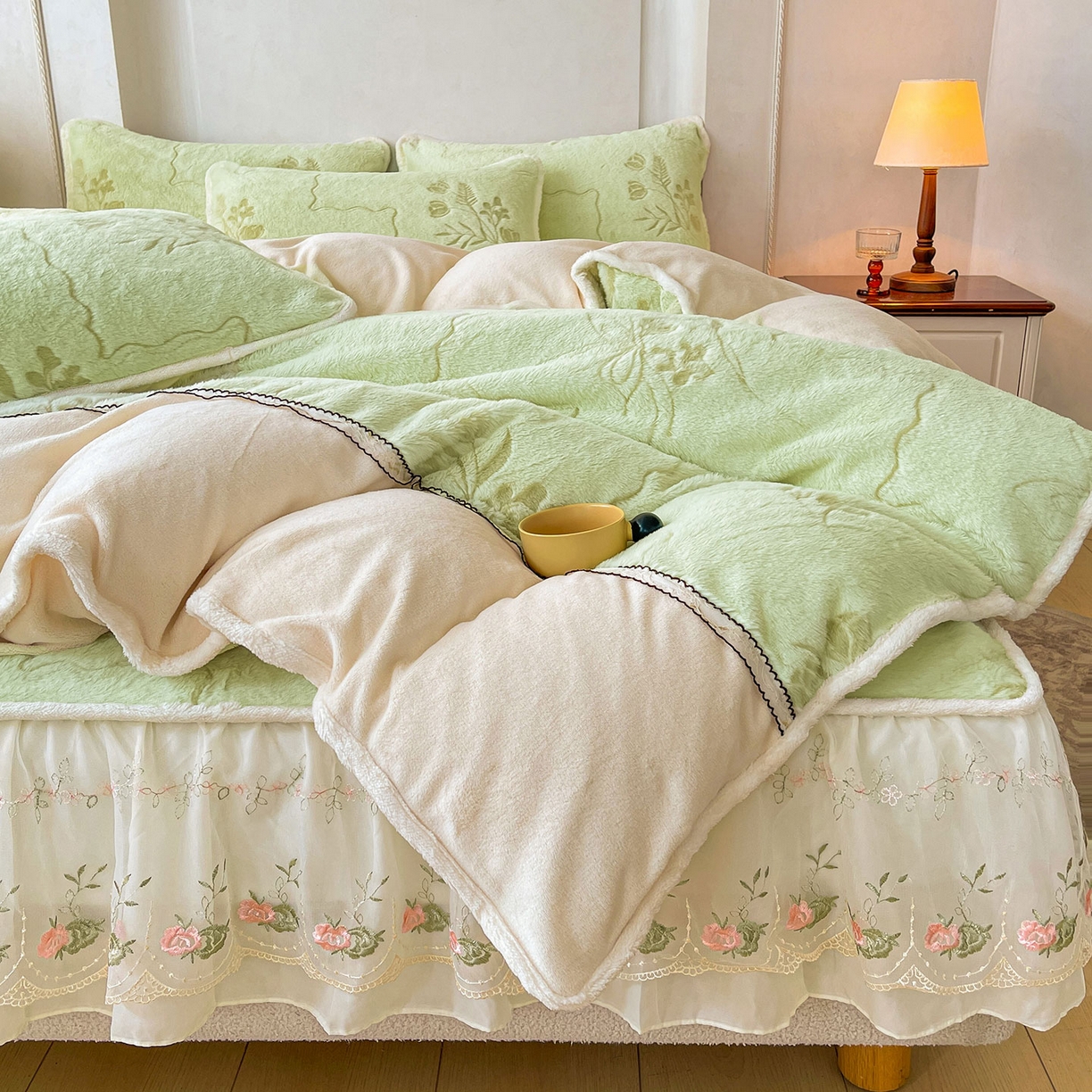 91家纺网 家纺一手货源 找家纺 眠势力 2025新款兔毛绒雕花四件套冬季兔兔绒加绒被套床裙款床笠套件带刺绣花边 繁花-绒绿