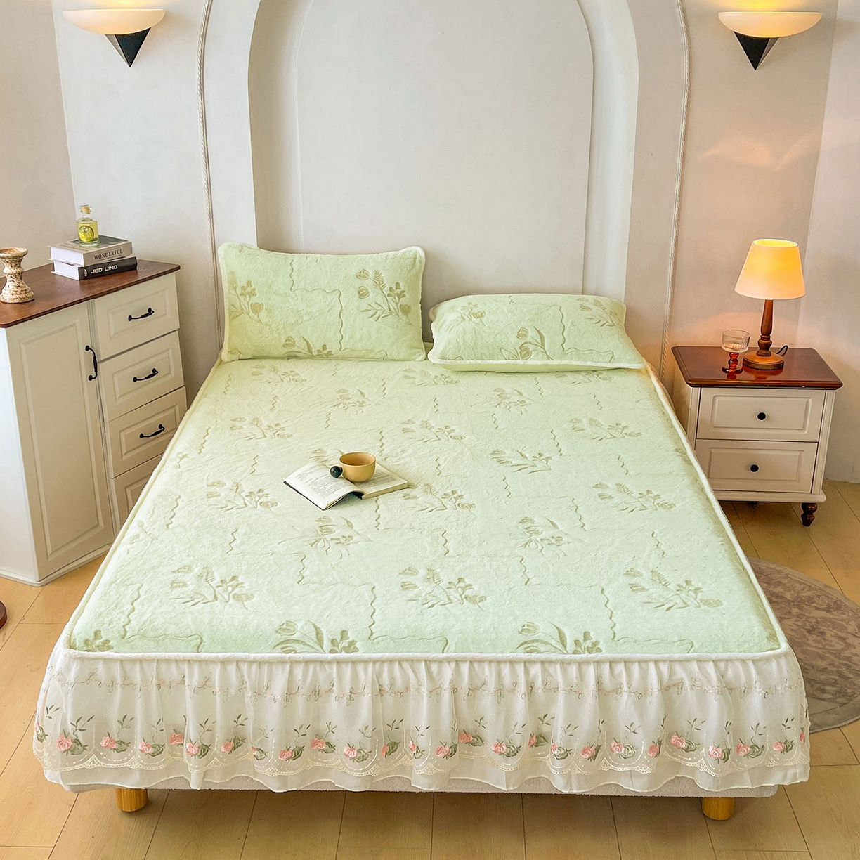 91家纺网 家纺一手货源 找家纺 眠势力 2025新款兔毛绒雕花四件套冬季兔兔绒加绒被套床裙款床笠套件带刺绣花边 繁花-绒绿