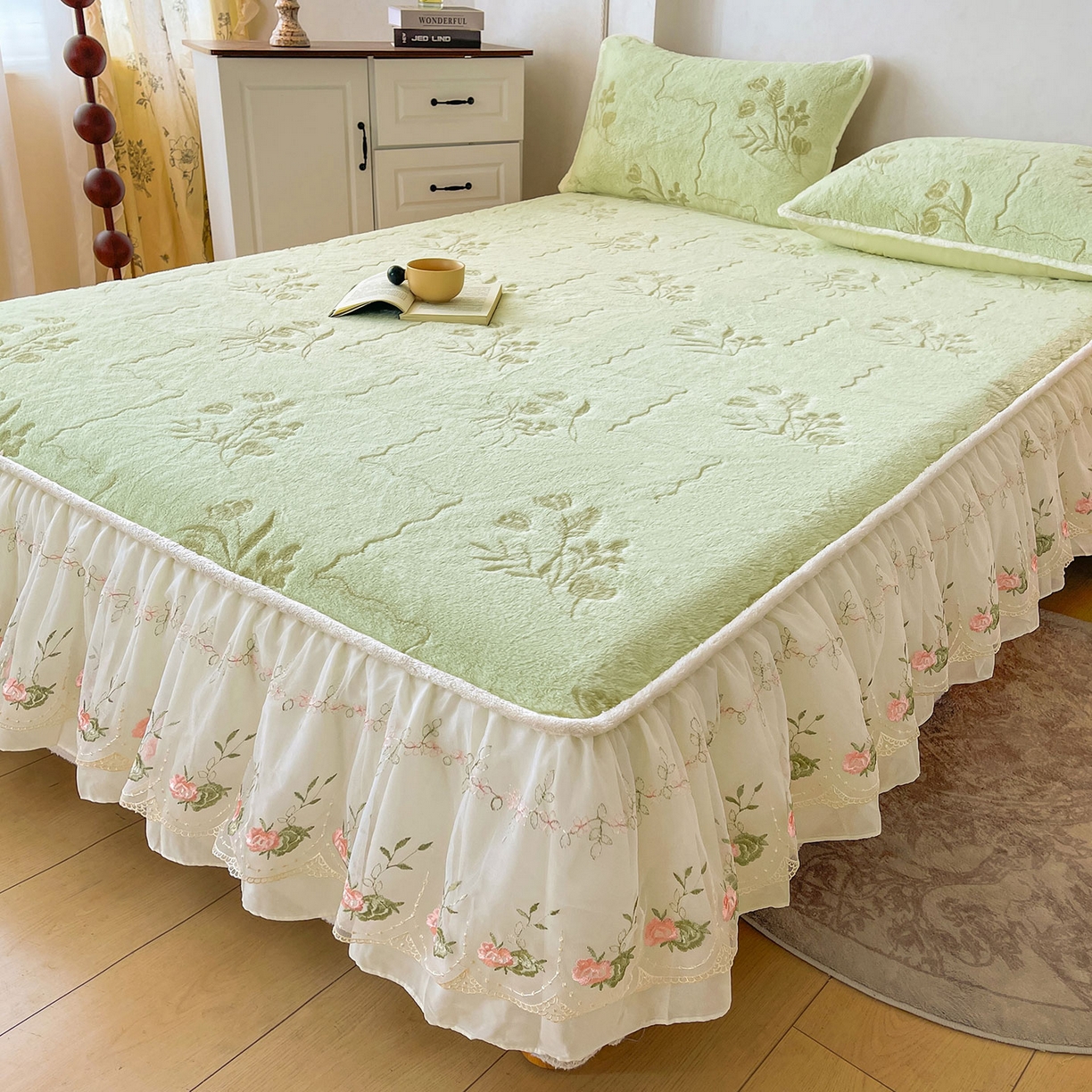 91家纺网 家纺一手货源 找家纺 眠势力 2025新款兔毛绒雕花四件套冬季兔兔绒加绒被套床裙款床笠套件带刺绣花边 繁花-绒绿