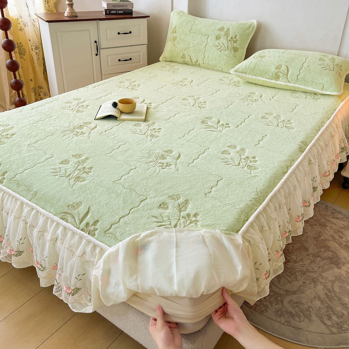 91家纺网 家纺一手货源 找家纺 眠势力 2025新款兔毛绒雕花四件套冬季兔兔绒加绒被套床裙款床笠套件带刺绣花边 繁花-绒绿