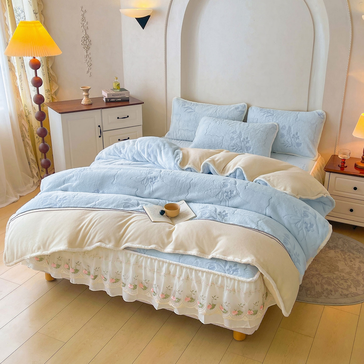 91家纺网 家纺一手货源 找家纺 眠势力 2025新款兔毛绒雕花四件套冬季兔兔绒加绒被套床裙款床笠套件带刺绣花边 繁花-霜兰