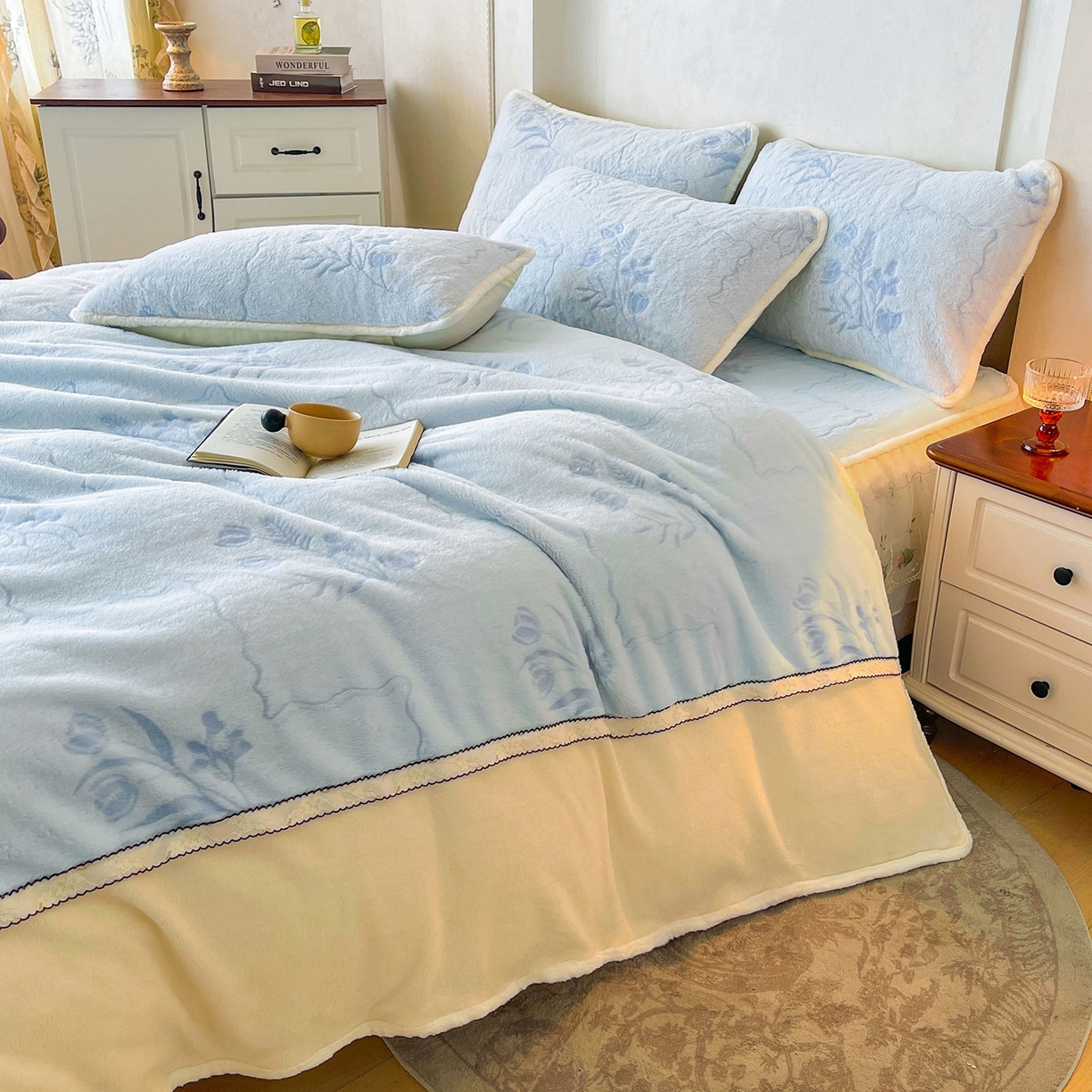 91家纺网 家纺一手货源 找家纺 眠势力 2025新款兔毛绒雕花四件套冬季兔兔绒加绒被套床裙款床笠套件带刺绣花边 繁花-霜兰