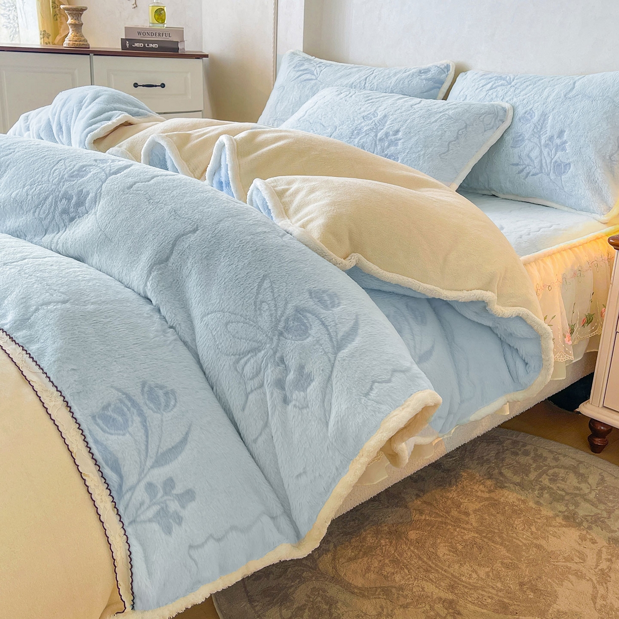 91家纺网 家纺一手货源 找家纺 眠势力 2025新款兔毛绒雕花四件套冬季兔兔绒加绒被套床裙款床笠套件带刺绣花边 繁花-霜兰