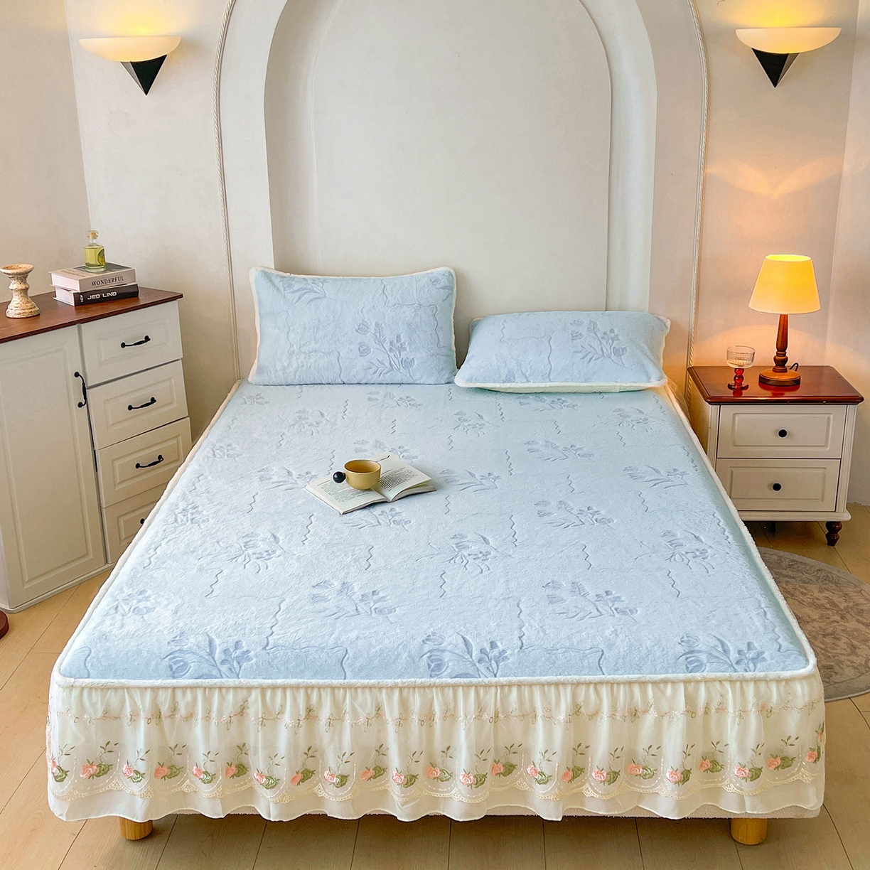 91家纺网 家纺一手货源 找家纺 眠势力 2025新款兔毛绒雕花四件套冬季兔兔绒加绒被套床裙款床笠套件带刺绣花边 繁花-霜兰