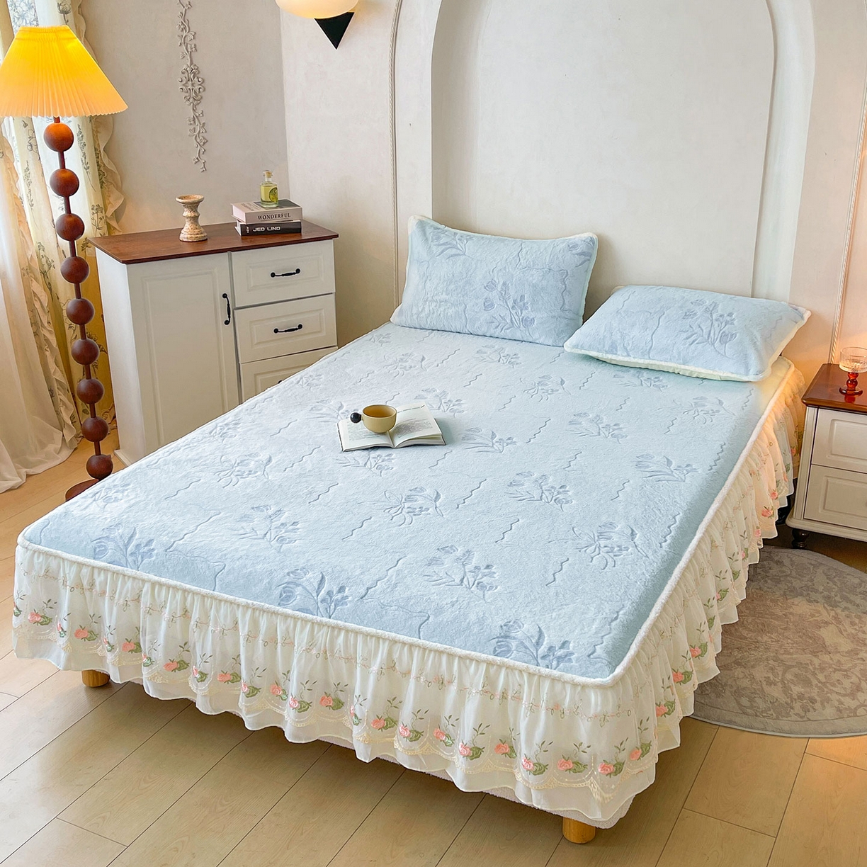 91家纺网 家纺一手货源 找家纺 眠势力 2025新款兔毛绒雕花四件套冬季兔兔绒加绒被套床裙款床笠套件带刺绣花边 繁花-霜兰