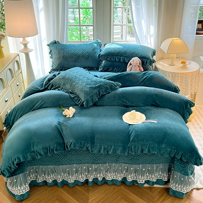 91家纺网 家纺一手货源 找家纺 （总）优家居 2025秋冬高克重牛奶绒夹棉床盖四件套纯色蕾丝边花边刺绣法式公主风床裙款被套床罩夹棉床裙