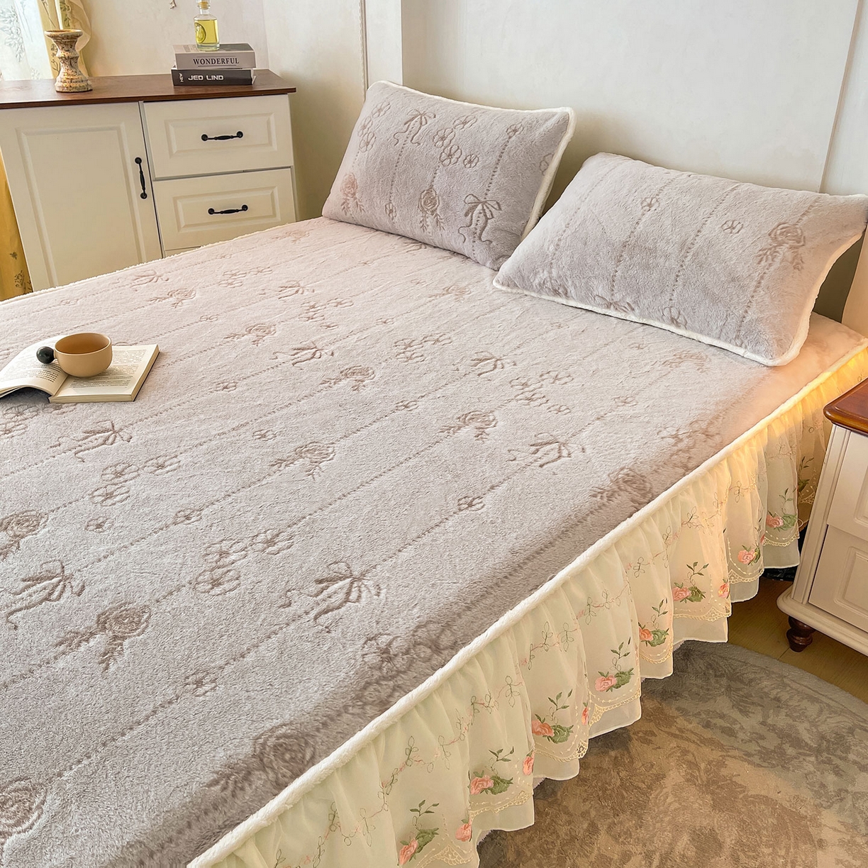 91家纺网 家纺一手货源 找家纺 眠势力 2025新款兔毛绒雕花四件套冬季兔兔绒加绒被套床裙款床笠套件带刺绣花边 若溪-灰紫