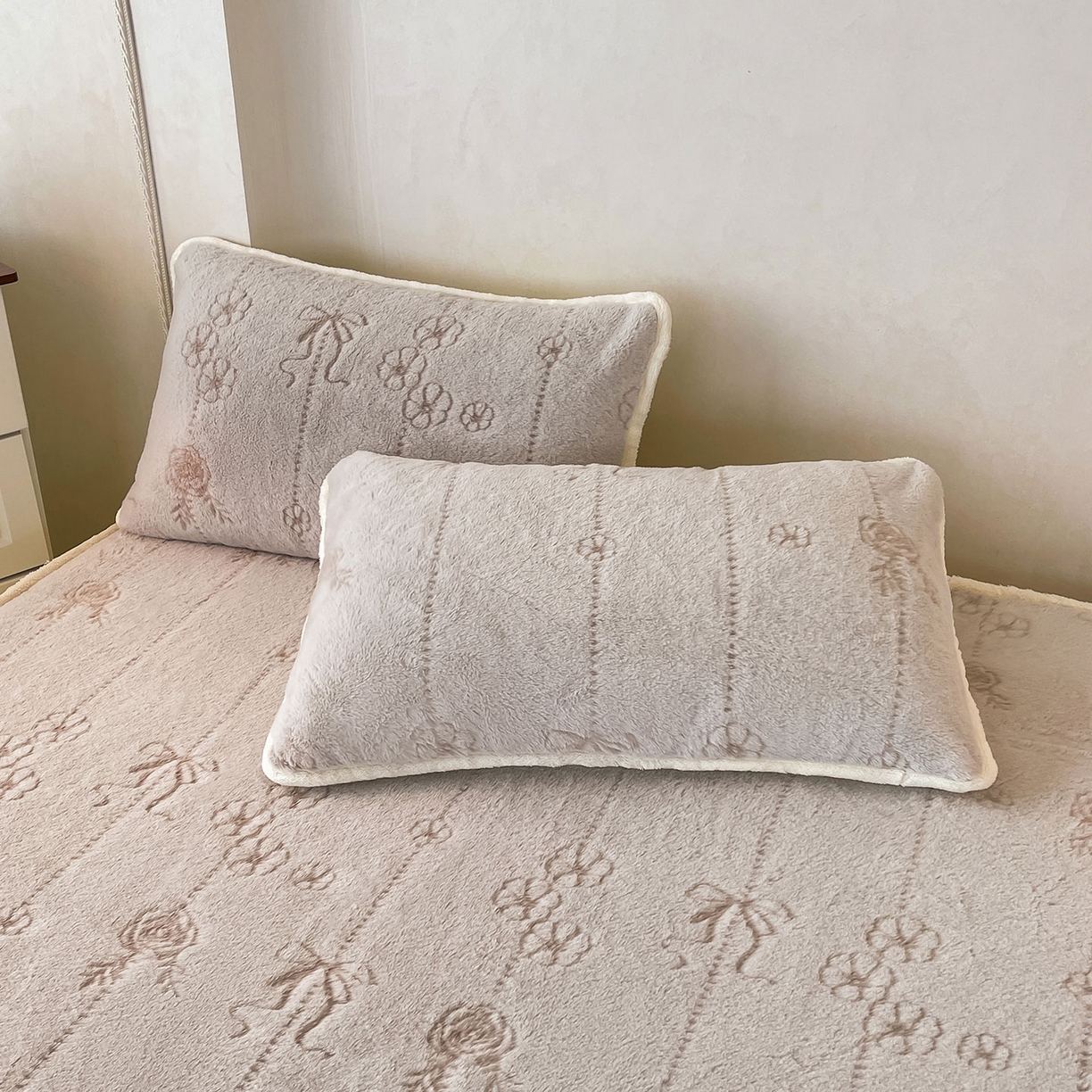 91家纺网 家纺一手货源 找家纺 眠势力 2025新款兔毛绒雕花四件套冬季兔兔绒加绒被套床裙款床笠套件带刺绣花边 若溪-灰紫