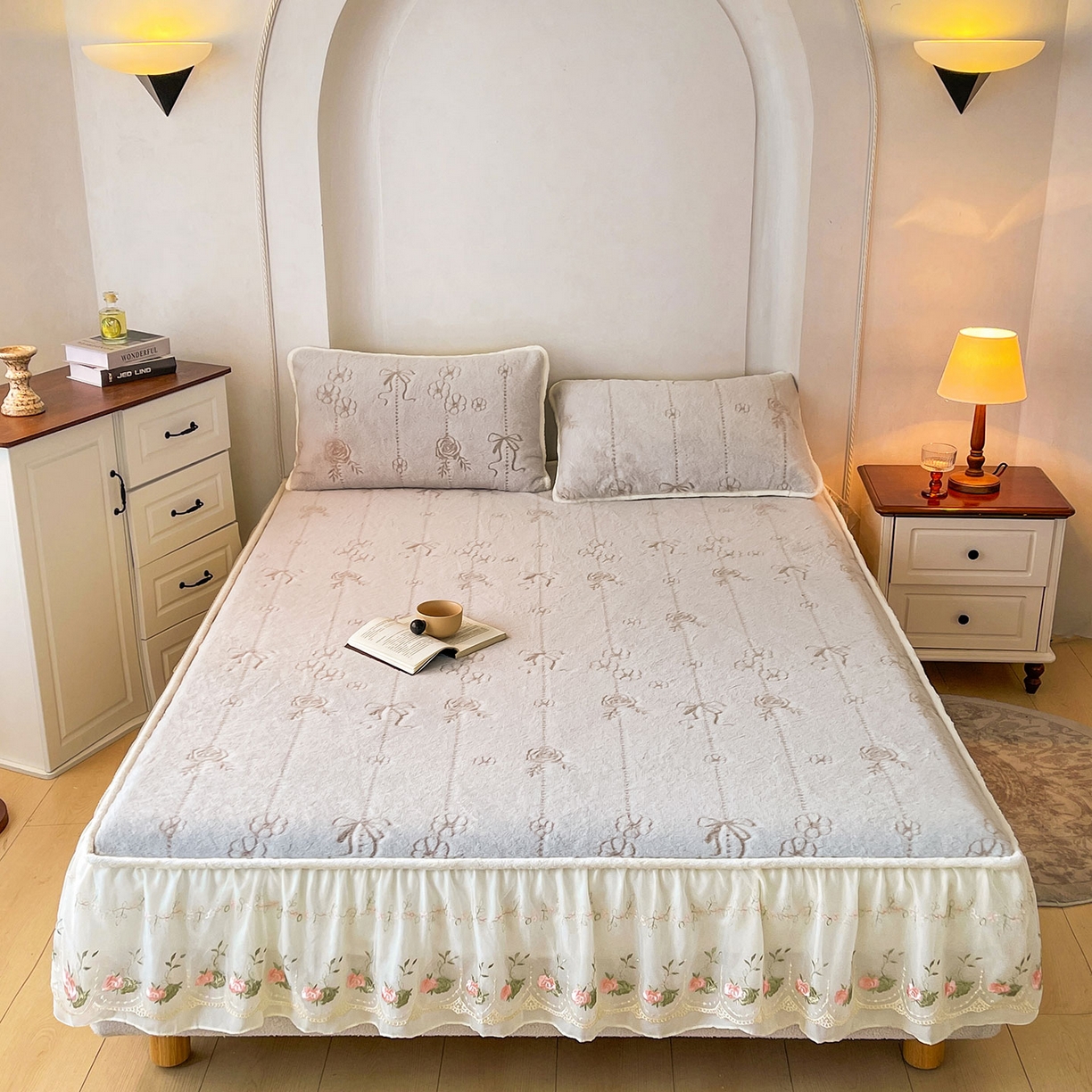 91家纺网 家纺一手货源 找家纺 眠势力 2025新款兔毛绒雕花四件套冬季兔兔绒加绒被套床裙款床笠套件带刺绣花边 若溪-灰紫