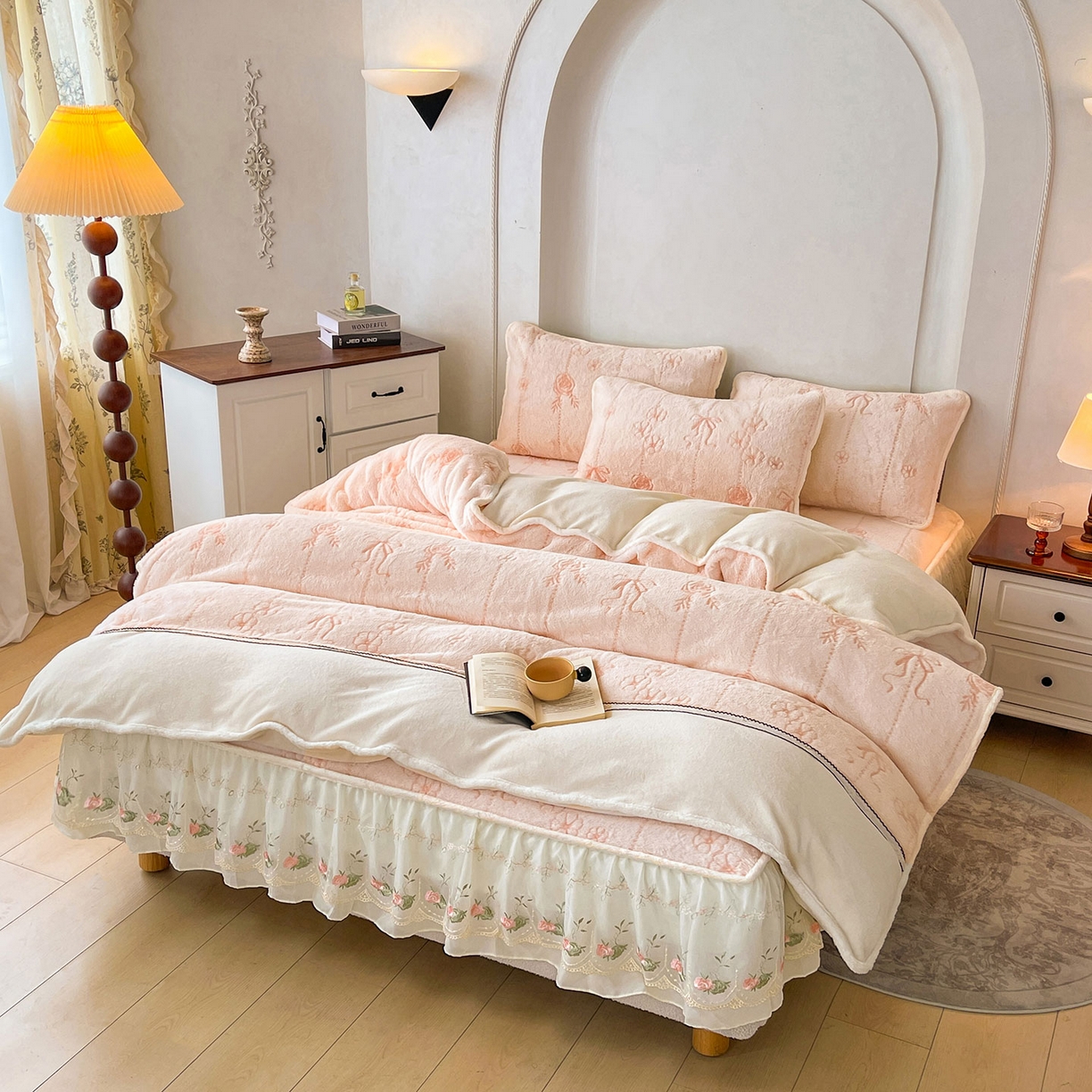 91家纺网 家纺一手货源 找家纺 眠势力 2025新款兔毛绒雕花四件套冬季兔兔绒加绒被套床裙款床笠套件带刺绣花边 若溪-沁粉