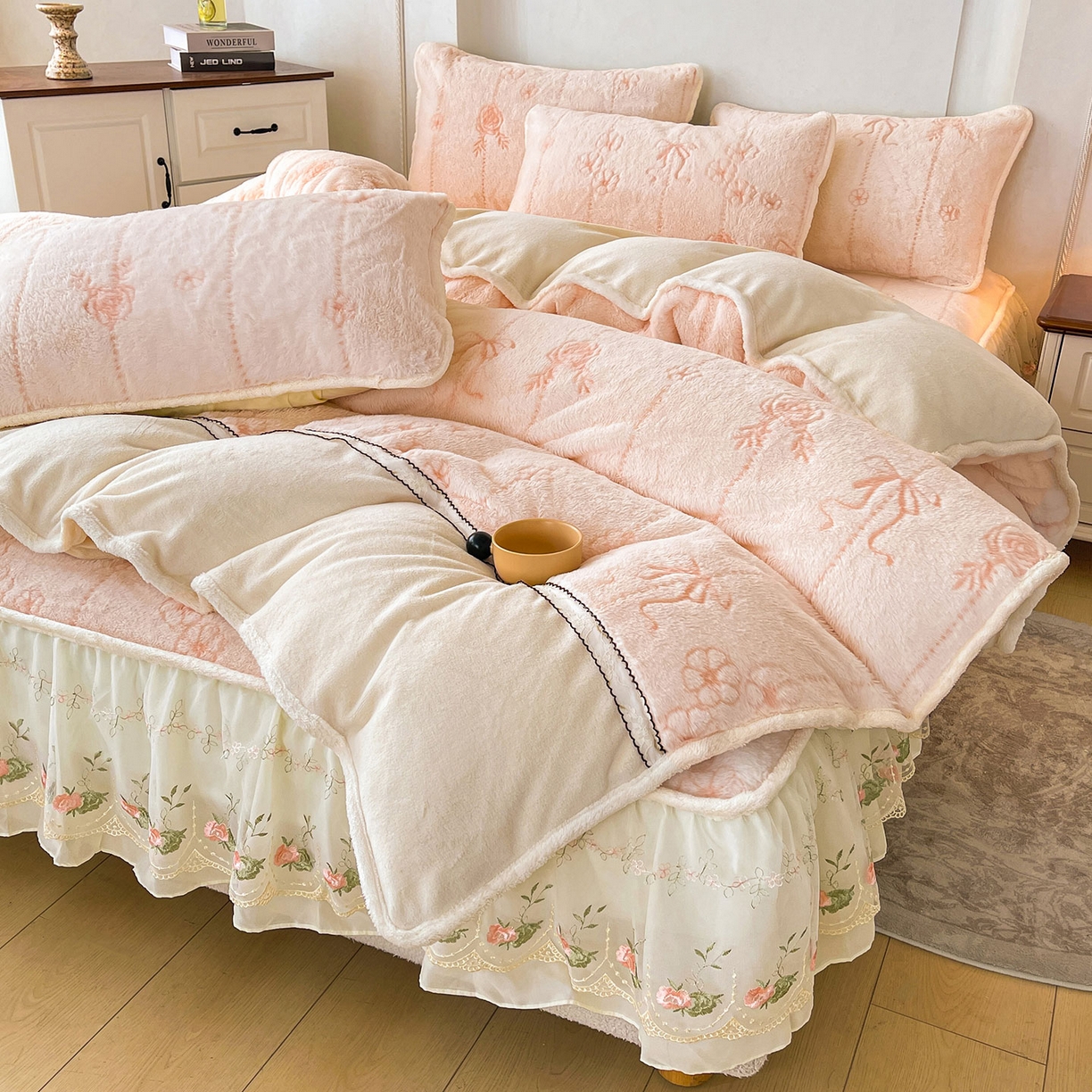 91家纺网 家纺一手货源 找家纺 眠势力 2025新款兔毛绒雕花四件套冬季兔兔绒加绒被套床裙款床笠套件带刺绣花边 若溪-沁粉