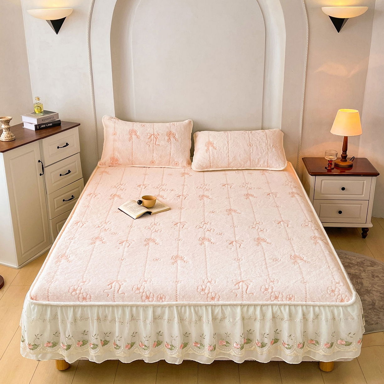 91家纺网 家纺一手货源 找家纺 眠势力 2025新款兔毛绒雕花四件套冬季兔兔绒加绒被套床裙款床笠套件带刺绣花边 若溪-沁粉