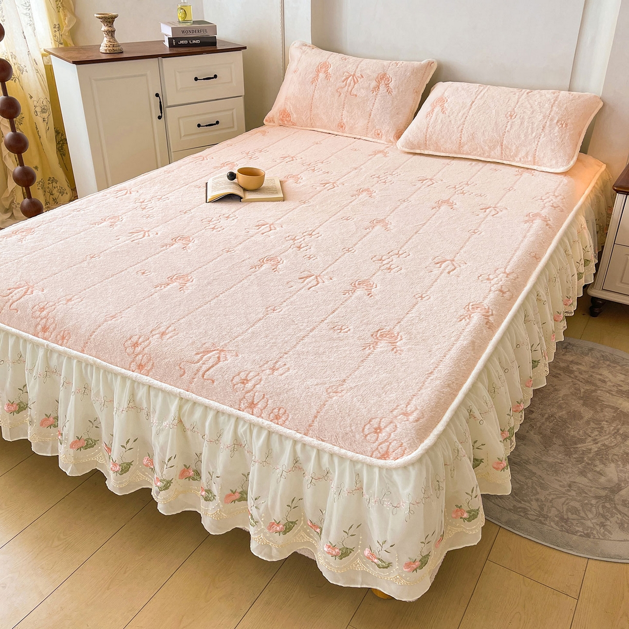 91家纺网 家纺一手货源 找家纺 眠势力 2025新款兔毛绒雕花四件套冬季兔兔绒加绒被套床裙款床笠套件带刺绣花边 若溪-沁粉