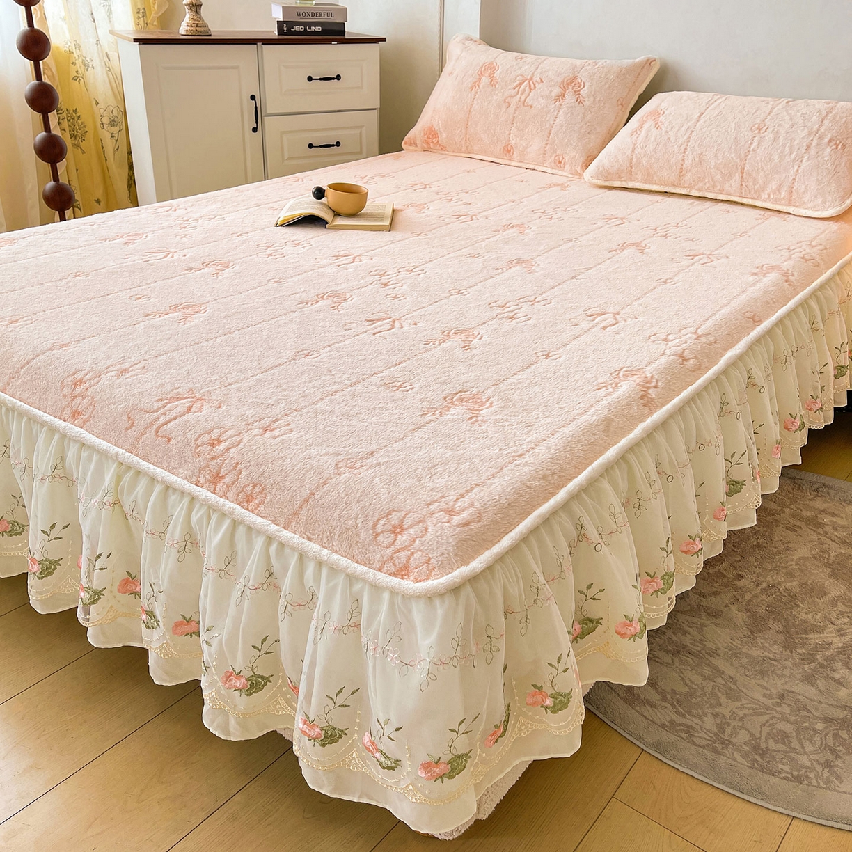 91家纺网 家纺一手货源 找家纺 眠势力 2025新款兔毛绒雕花四件套冬季兔兔绒加绒被套床裙款床笠套件带刺绣花边 若溪-沁粉