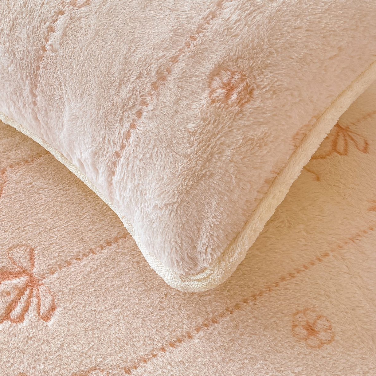 91家纺网 家纺一手货源 找家纺 眠势力 2025新款兔毛绒雕花四件套冬季兔兔绒加绒被套床裙款床笠套件带刺绣花边 若溪-沁粉