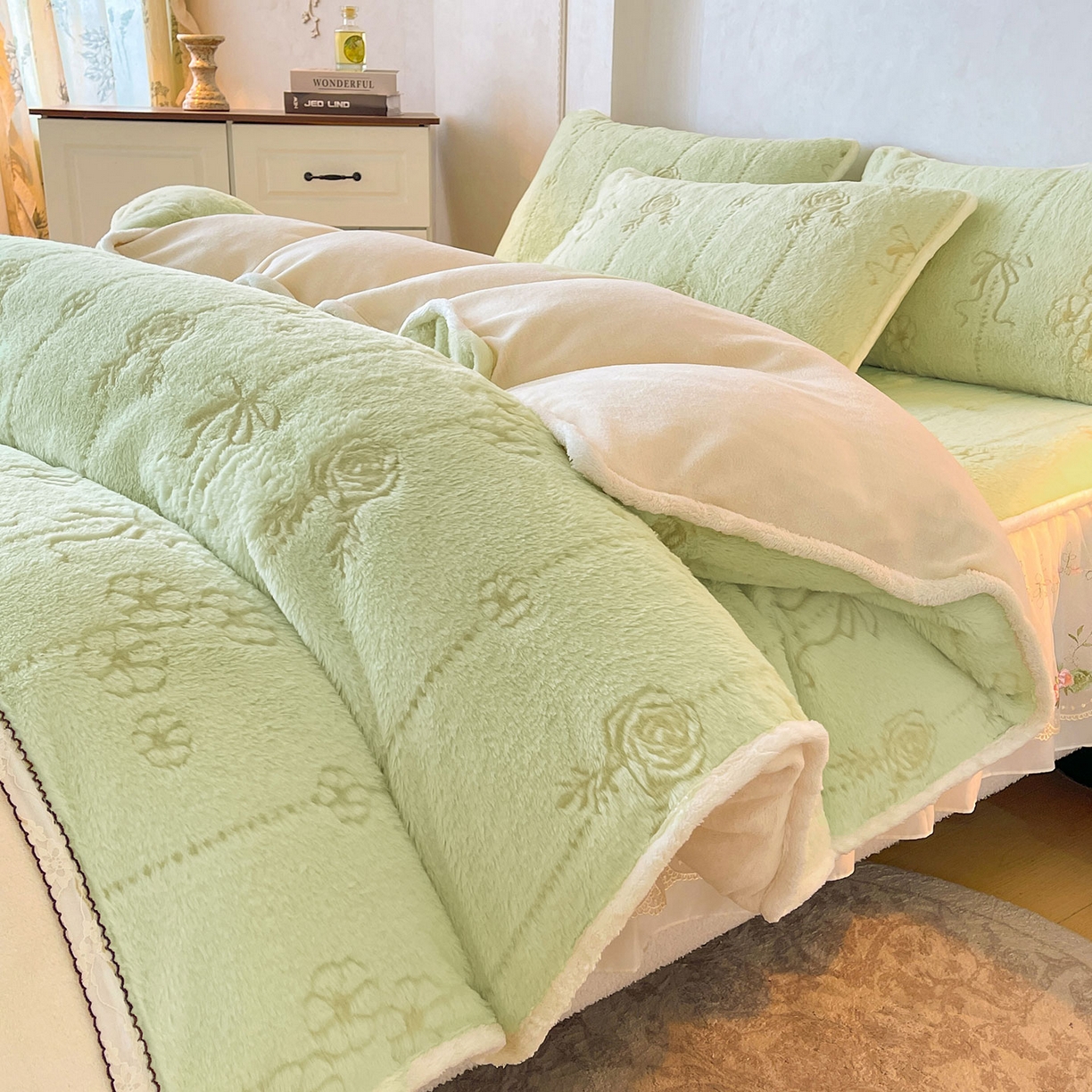 91家纺网 家纺一手货源 找家纺 眠势力 2025新款兔毛绒雕花四件套冬季兔兔绒加绒被套床裙款床笠套件带刺绣花边 若溪-绒绿
