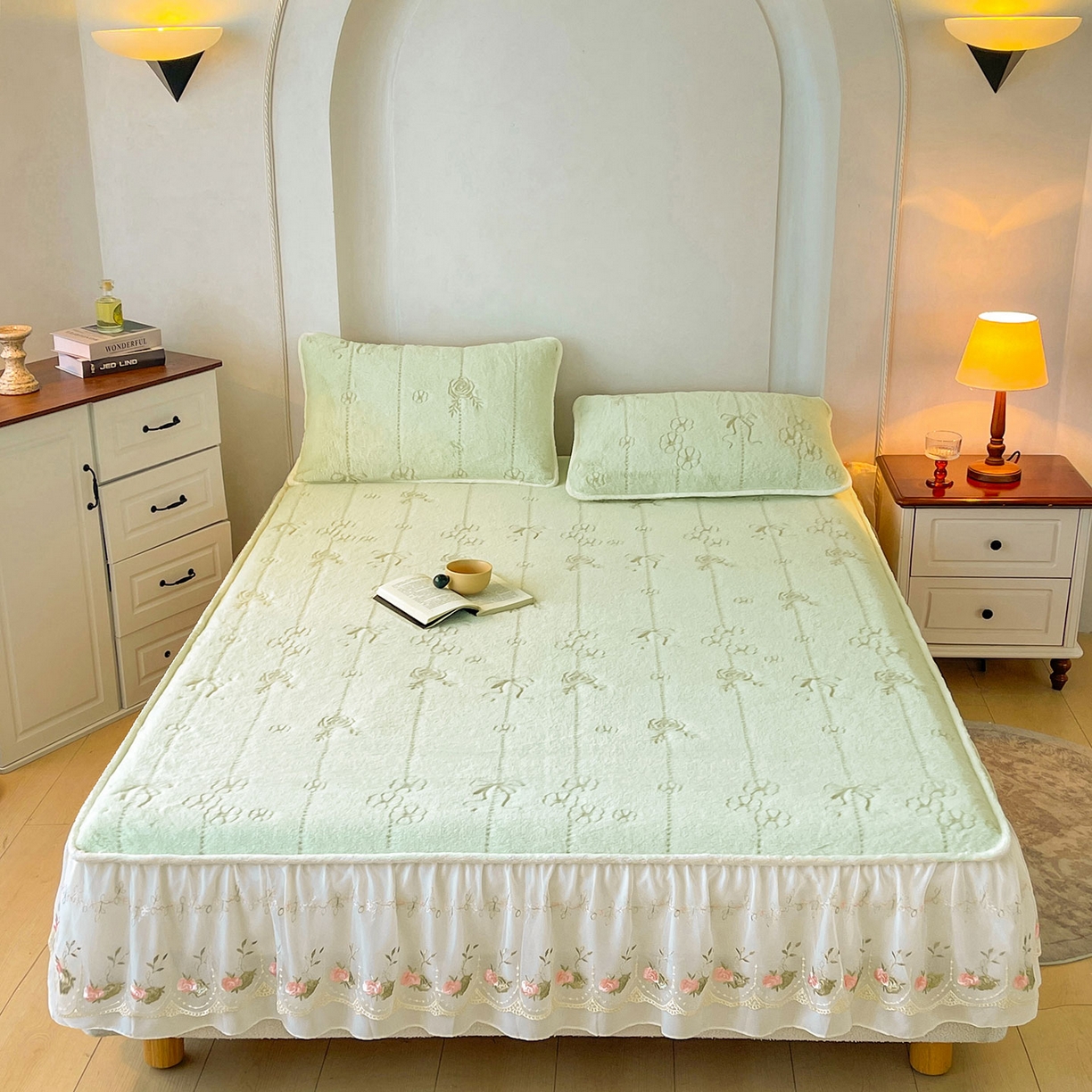 91家纺网 家纺一手货源 找家纺 眠势力 2025新款兔毛绒雕花四件套冬季兔兔绒加绒被套床裙款床笠套件带刺绣花边 若溪-绒绿