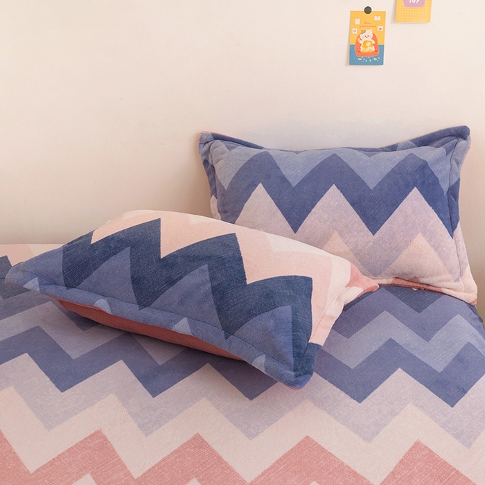 91家纺网 家纺一手货源 找家纺 金盛纺 2025新款高克重牛奶绒印花系列单床笠(可定制) 梦境（粉）