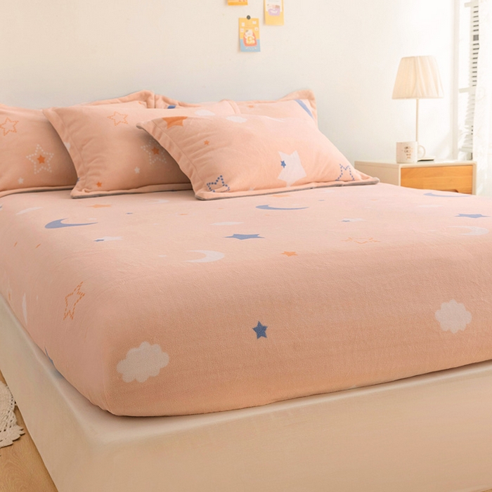 91家纺网 家纺一手货源 找家纺 金盛纺 2025新款高克重牛奶绒印花系列单床笠(可定制) 梦幻星空（粉）