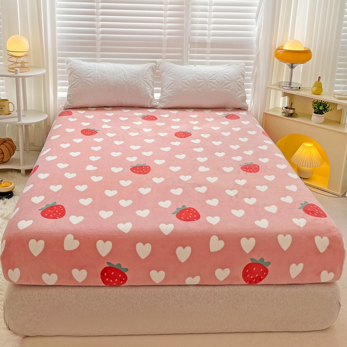 91家纺网 家纺一手货源 找家纺 金盛纺 2025新款高克重牛奶绒印花系列单床笠(可定制) 桃心草莓