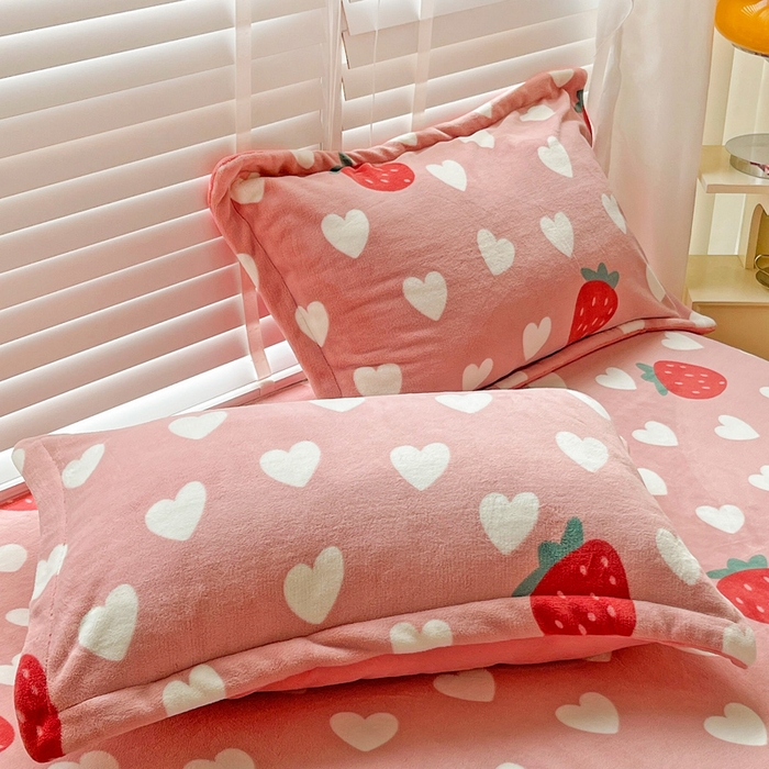 91家纺网 家纺一手货源 找家纺 金盛纺 2025新款高克重牛奶绒印花系列单床笠(可定制) 桃心草莓