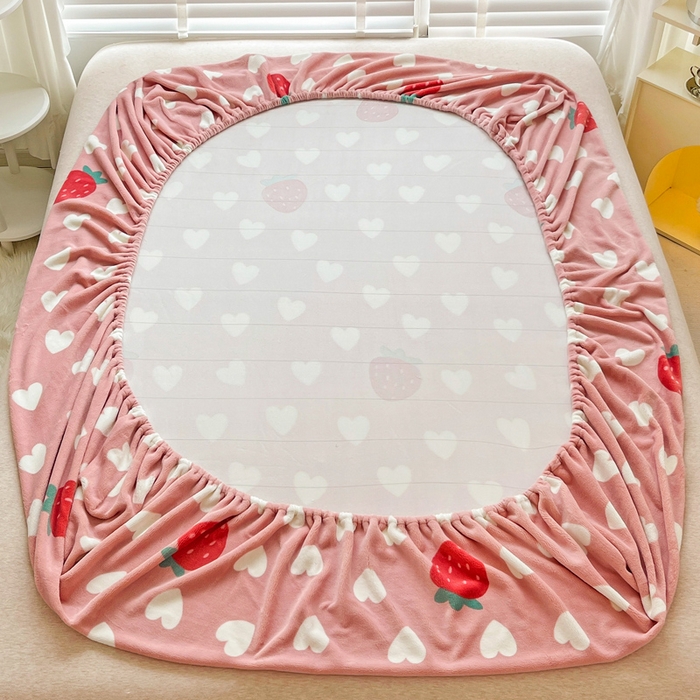 91家纺网 家纺一手货源 找家纺 金盛纺 2025新款高克重牛奶绒印花系列单床笠(可定制) 桃心草莓