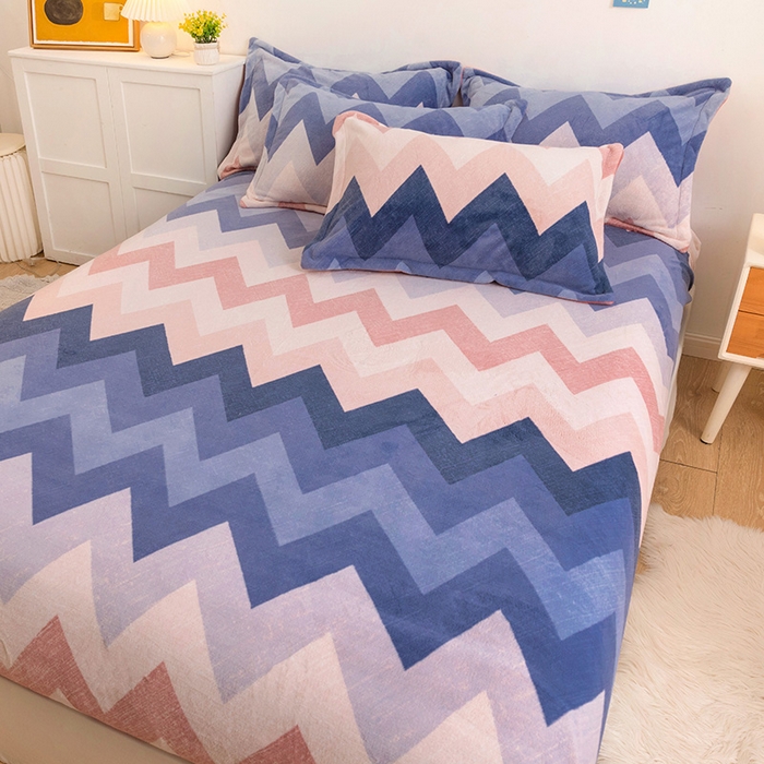 91家纺网 家纺一手货源 找家纺 金盛纺 2025新款高克重牛奶绒印花系列单床笠(可定制) 梦境（粉）