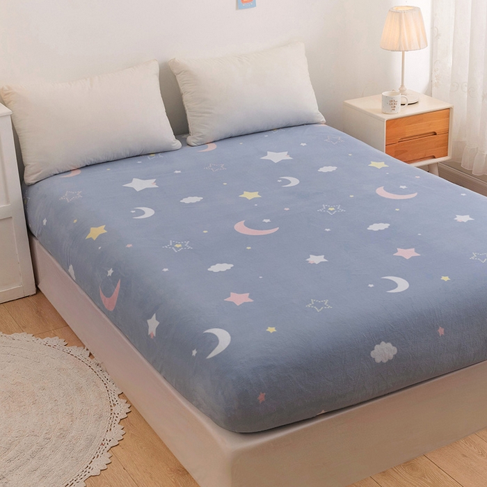 91家纺网 家纺一手货源 找家纺 金盛纺 2025新款高克重牛奶绒印花系列单床笠(可定制) 梦幻星空（蓝）