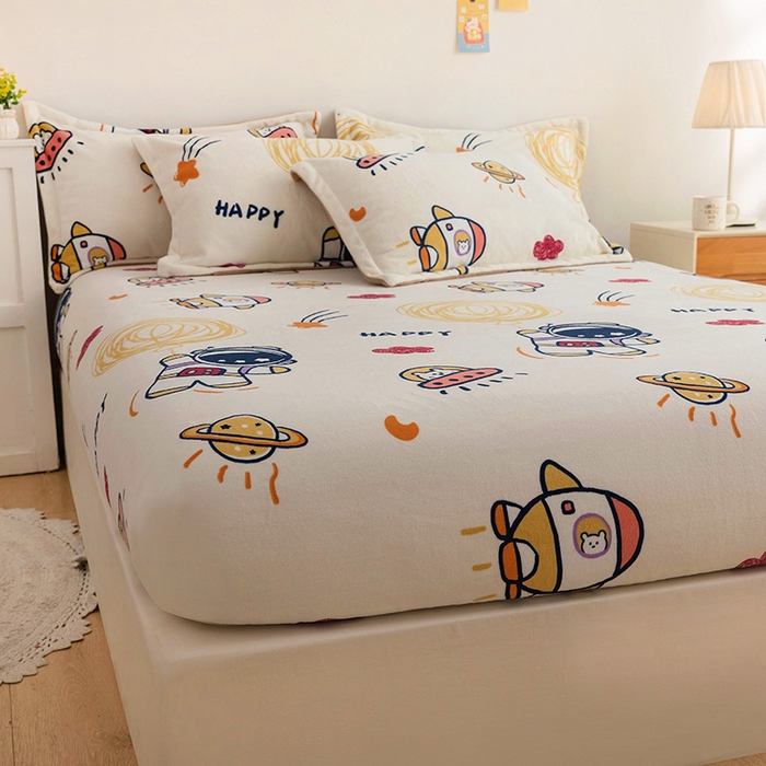 91家纺网 家纺一手货源 找家纺 金盛纺 2025新款高克重牛奶绒印花系列单床笠(可定制) 宇航员