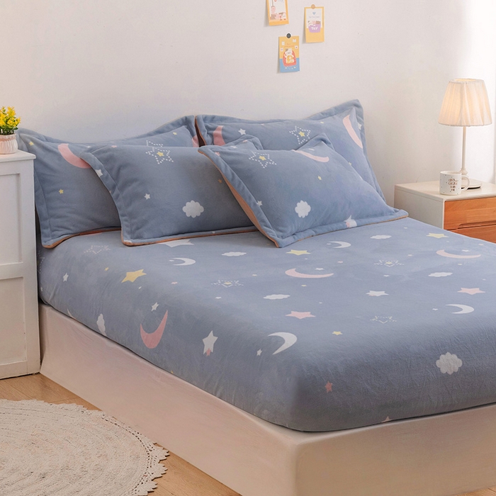 91家纺网 家纺一手货源 找家纺 金盛纺 2025新款高克重牛奶绒印花系列单床笠(可定制) 梦幻星空（蓝）