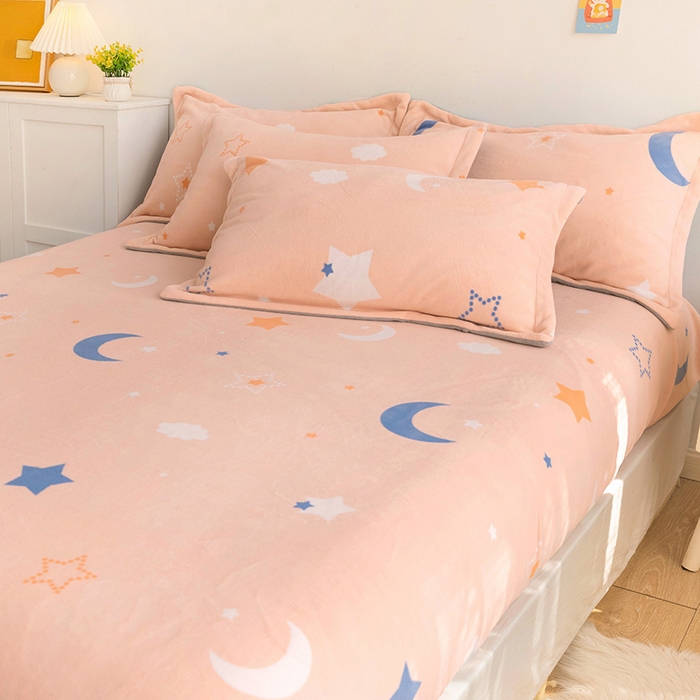 91家纺网 家纺一手货源 找家纺 金盛纺 2025新款高克重牛奶绒印花系列单床笠(可定制) 梦幻星空（粉）