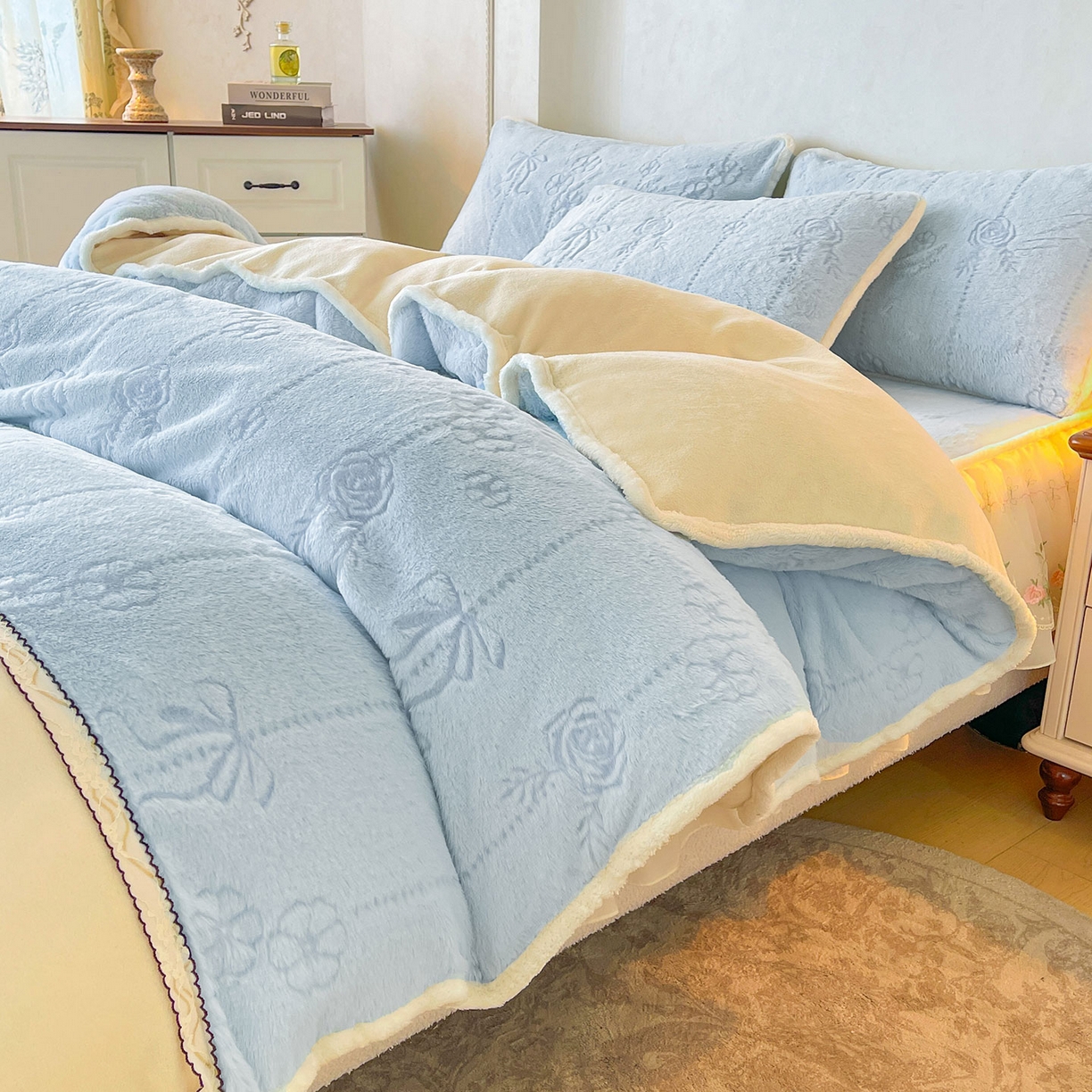 91家纺网 家纺一手货源 找家纺 眠势力 2025新款兔毛绒雕花四件套冬季兔兔绒加绒被套床裙款床笠套件带刺绣花边 若溪-霜兰