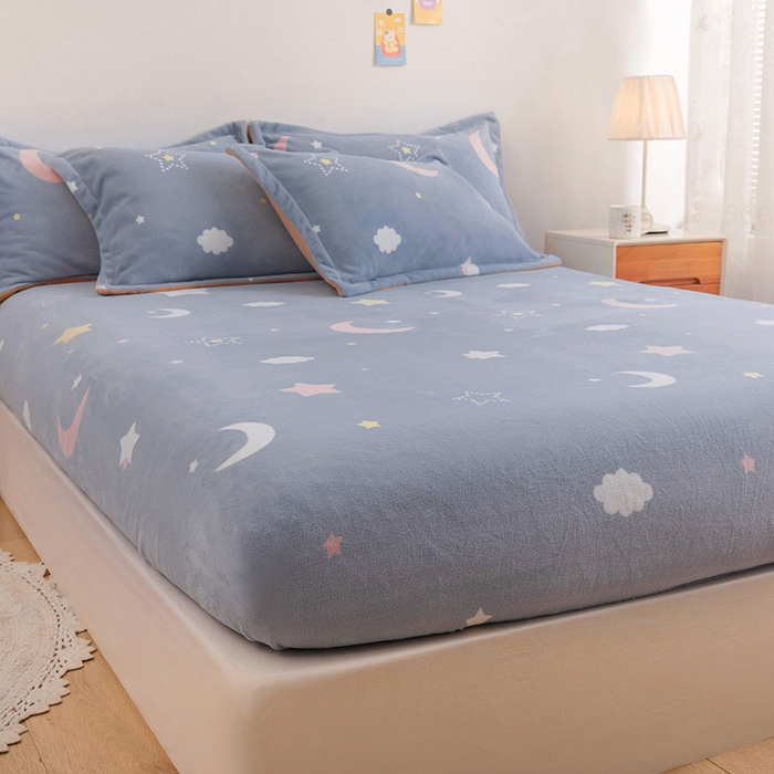 91家纺网 家纺一手货源 找家纺 金盛纺 2025新款高克重牛奶绒印花系列单床笠(可定制) 梦幻星空（蓝）