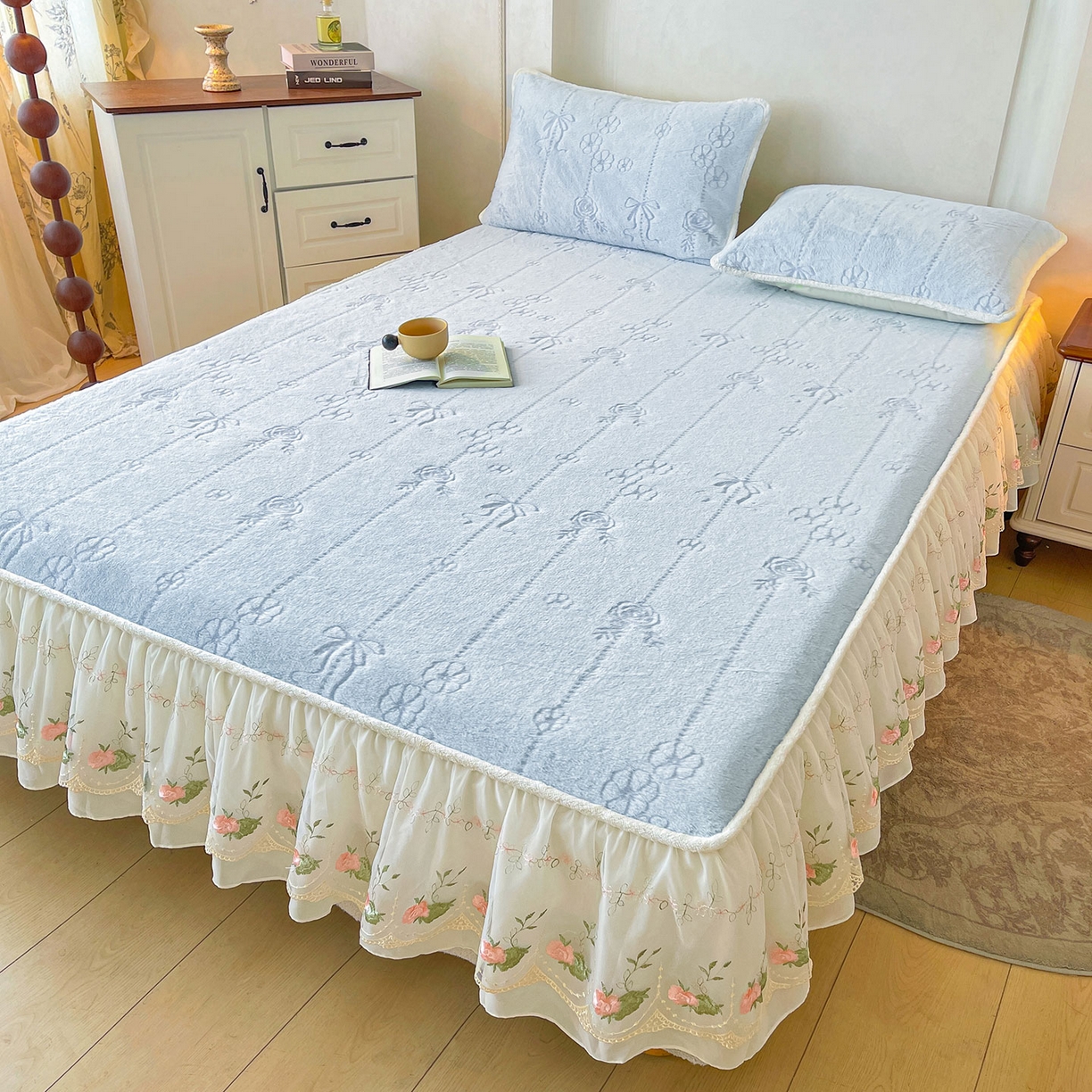 91家纺网 家纺一手货源 找家纺 眠势力 2025新款兔毛绒雕花四件套冬季兔兔绒加绒被套床裙款床笠套件带刺绣花边 若溪-霜兰